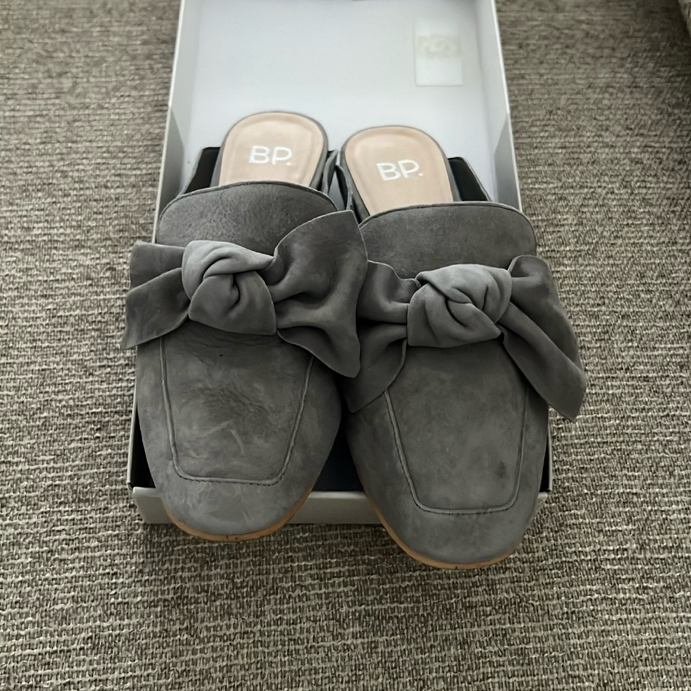 Women’s BP. Maddy-Lea Gray Suede Bow Mule Slides Flats Fall Shoes Sz 5 1/2